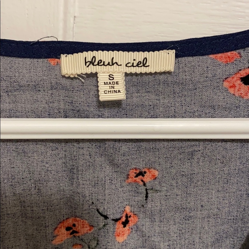 Bleuh Ciel Floral Flutter Sleeve Crop Top - Picture 3 of 6